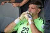 « Tellement désolé », le gardien argentin Emiliano Martinez réfléchit à « faire un pas de côté » et à prendre sa retraite internationale