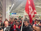 Hauts-de-Seine : le magasin Auchan à La Défense paralysé par une centaine de syndicalistes CGT