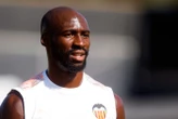Football : l’ex-international français Eliaquim Mangala arrête sa carrière et devient adjoint à Saint-Étienne