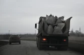 Guerre en Ukraine : la Russie camoufle des camions militaires en véhicules civils pour esquiver les drones ukrainiens