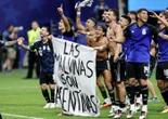 « Les Malouines sont argentines » : la banderole, brandie par les joueurs de l’Albiceleste, qui fait scandale