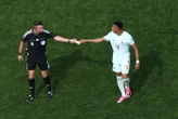 « C’est moi le capitaine maintenant » : l’arbitre Michael Oliver commente avec humour son échange avec Kylian Mbappé