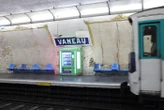 « Tout a été démonté au marteau-piqueur » : une pétition lancée pour sauver les mosaïques historiques des stations du métro parisien