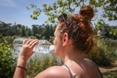 Fortes chaleurs : quelle quantité d’eau faut-il boire pour éviter la déshydratation ?
