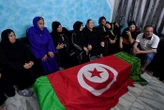 « Dix ans à l’étranger et c’est dans un cercueil qu’il revient » : en Tunisie, émotion aux funérailles d’Hichem Miraoui