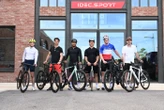 Le pilote et le cycliste : deux champions, une même course contre le temps