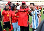 Honoré par le président en avant-match puis buteur : la soirée particulière de Lionel Messi en Angola