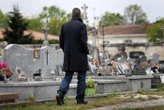 « Des collègues sautaient à pieds joints sur les jambes des morts » : poursuivi en diffamation, Jonathan, l’ancien croque-mort persiste