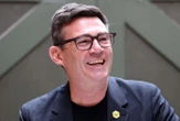 « Roi du nord », fan de football, communicant décontracté… Qui est Andy Burnham, le futur Premier ministre du Royaume-Uni ?