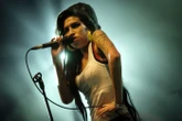 Le père d’Amy Winehouse perd son procès contre deux amies ayant vendu les robes de la chanteuse