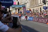 Giro : un coureur italien exclu de la course pour un coup de tête lors du sprint final de la 15e étape