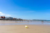 Un enfant trouve un curieux objet sur la plage et le ramène chez lui : il s’agissait d’un chargeur de mitraillette