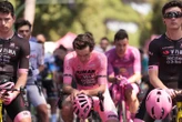 Giro : les images de l’émouvante minute de silence au départ de Rome en hommage à l’épouse de Robert Gesink