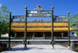 « Gravement ivre » : un homme monte sur un trône d’un palais au Viêt Nam et casse « un trésor national »