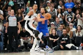 Finale NBA : les Knicks s’imposent à l’arraché chez les Spurs de Wembanyama et se détachent 2-0