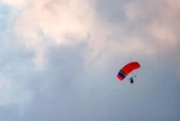 Un jeune homme perd la vie lors d’un saut en parachute dans l’Oise