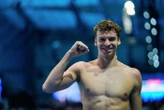 « J’ai quand même du mal à y croire » : Léon Marchand stupéfait par son exploit aux Mondiaux de natation