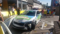 Tour de France : une voiture suiveuse percute une barrière à l’arrivée à Ussel, un blessé grave
