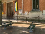 « Ils sont super confortables » : Paris se dote de mini-bancs Davioud, réservés aux enfants