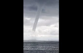 « Généralement on voit ça à la télé » : en Guadeloupe, une trombe marine arrache des arbres et emporte des toitures