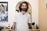 « C’est sûr que c’est toi » : Pierre Niney, coiffeur à Toulouse ? Son sosie affole les internautes !
