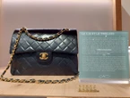 Fausse crevaison et vrai voleur : comment un livreur a orchestré le vol de 52 sacs Chanel à Paris