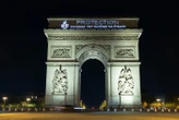 « Courage », « Justice », « Protection » : Amnesty projette ses messages coup de poing sur des monuments parisiens