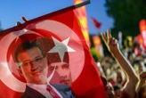 À Istanbul, 10 000 manifestants pour les 100 jours de détention du maire d’Istanbul Ekrem Imamoglu