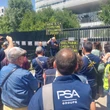 A Poissy, des salariés de Stellantis « s’invitent » à la porte du comité de pilotage PSG