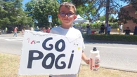 « Le plus beau jour de ma vie » : comment Arthur, 7 ans, a récupéré le bidon de Tadej Pogacar