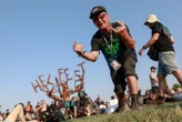 « Tant qu’on veut bien de moi… » : au Hellfest 2025, Gérard, 76 ans, plus vieux bénévole du festival