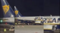 « Les gens sautent de l’aile » : un incendie se déclare dans un avion Ryanair, les passagers n’attendent pas l’évacuation