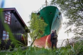 « Il dirigeait le navire seul » : le marin aux commandes du cargo échoué dans un jardin en Norvège « se serait endormi »