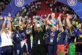 Le PSG champion d’Europe 2026 : le beau geste d’Ousmane Dembélé, qui a fait lever la coupe à Presnel Kimpembe