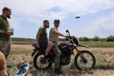 « L’un des moyens de transport les plus demandés sur le front » : l’Ukraine achète un lot record de 1 500 motos militaires