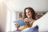 Smartphones, tablettes… Des écrans de plus en plus résistants, mais peut-on se passer de protections ?