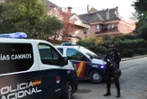 Condamné à 485 ans de prison, un fugitif polonais arrêté torse nu alors qu’il promenait son chien aux Canaries