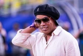 Brésil-Écosse : quand Ronaldinho salue un à un les joueurs brésiliens avant leur match décisif