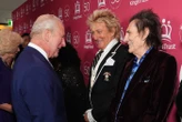Rod Stewart félicite Charles III d’avoir « remis à sa place » Donald Trump, « ce petit sac à merde »