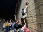 « On arrêtera de coller quand les hommes arrêteront de tuer leur femme » : à Montpellier des « Tricoteuses hystériques » accrochent des paires de chaussures sur les murs