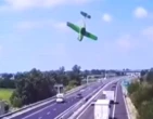 « Comme si le pilote avait perdu le contrôle » : les images impressionnantes du crash d’un petit avion sur une autoroute italienne