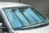 Une fillette de 9 ans meurt de chaud après que sa mère l’a volontairement laissée dans la voiture pendant qu’elle était au travail