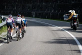 Cyclisme : quand un chien vole la vedette aux cyclistes du Tour de Colombie féminin en finissant l’étape avec elles