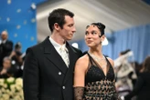« On est fiancés, c’est génial » : Dua Lipa annonce son mariage à venir avec l’acteur britannique Callum Turner