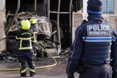 Grenoble : une voiture-bélier projetée sur la devanture d’un bar et incendiée