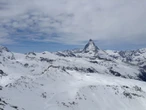 Un alpiniste de 58 ans chute mortellement à 4 000 m sous les yeux de son compagnon de cordée en Suisse