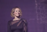 « Ne me touchez pas » : Lorie met en garde ses fans après avoir été accidentellement blessée lors d’un concert à Strasbourg