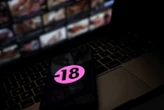 Ils disaient organiser des castings de mannequins : des employés d’un studio pornographique tchèque jugés pour traite d’êtres humains