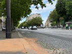 Paris : le conducteur d’une moto-taxi tente d’éviter un cycliste et chute mortellement contre le trottoir