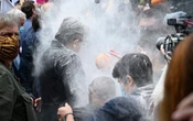 Marche des libertés : Jean-Luc Mélenchon enfariné au départ de la manifestation parisienne
